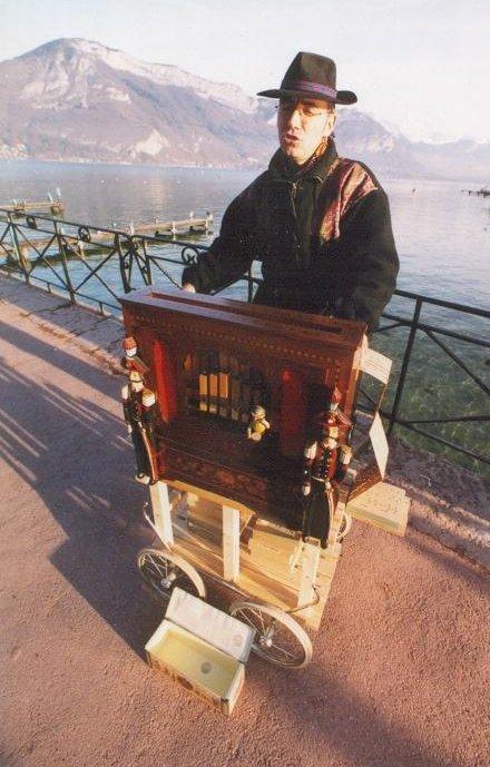 Animations au bord du lac d'Annecy,  Chtel, dans les Hautes-Alpes ou bien en Suisse ? Crvecoeur et son orgue de Barbarie se dplacent !